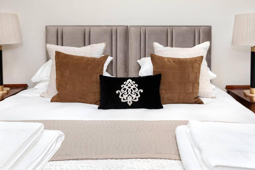 Central Harrogate Townhouse Apartment With Parking Экстерьер фото