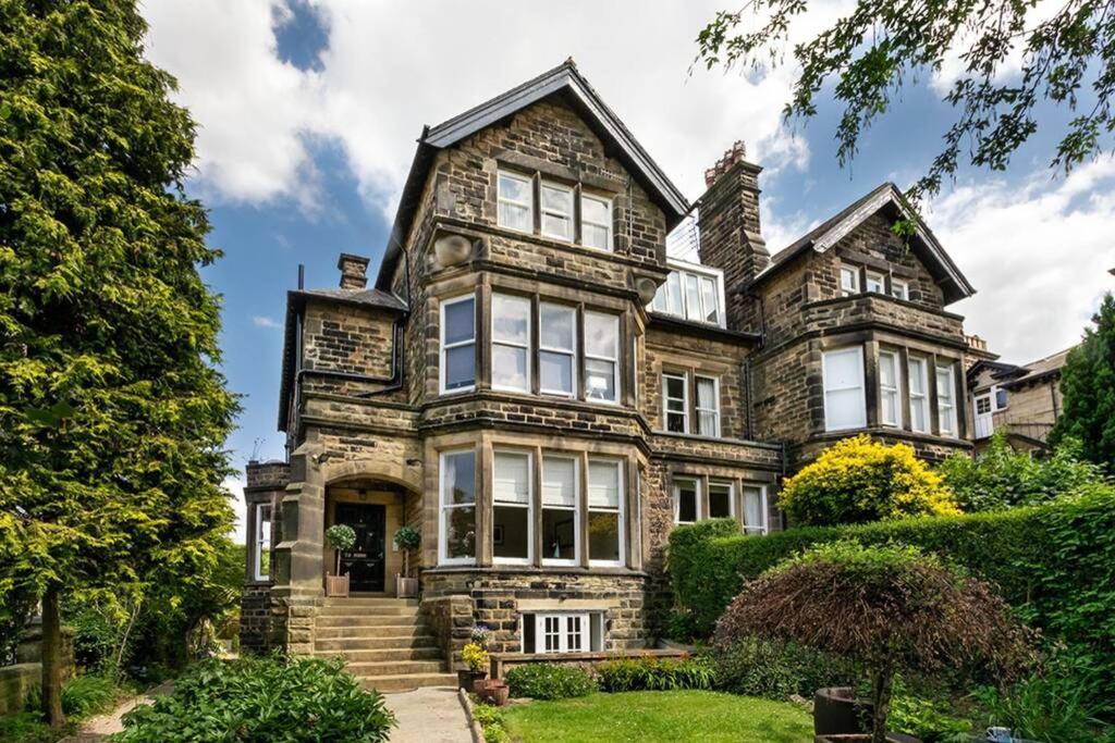 Central Harrogate Townhouse Apartment With Parking Экстерьер фото