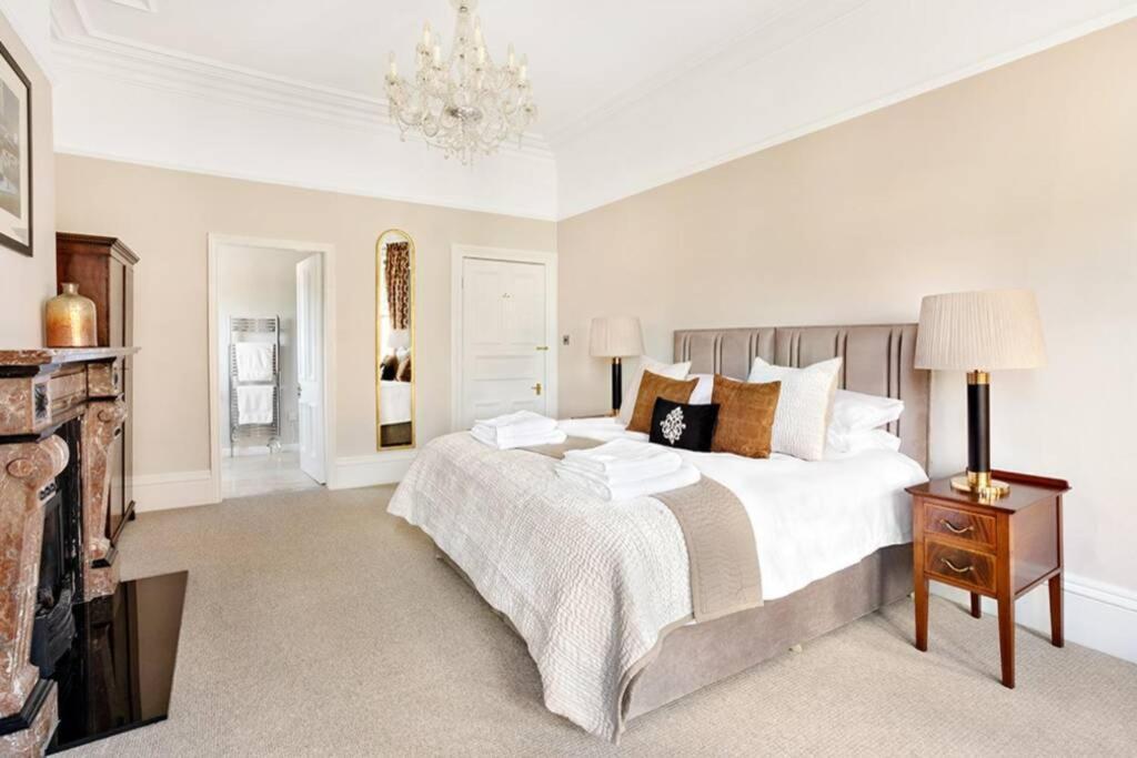 Central Harrogate Townhouse Apartment With Parking Экстерьер фото